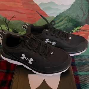 Under Armor Charged Assert black 8 Wide